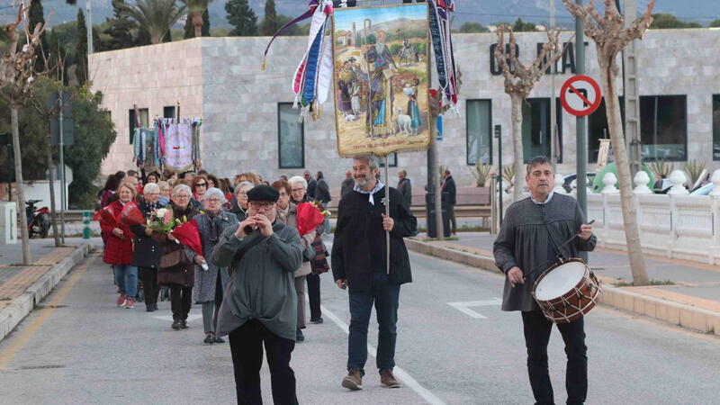 Benidorm celebrates the festival of Sant Antoni with the pilgrimage and offering to the saint in the Ermita de Sanz and the proclamation by Vicente Fuster