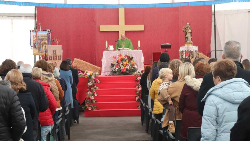 Cientos de vecinos acuden a la Ermita de Sanz para conmemorar la festividad de Sant Antoni