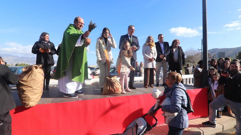 Cientos de vecinos acuden a la Ermita de Sanz para conmemorar la festividad de Sant Antoni