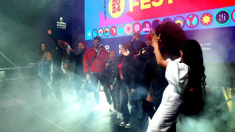 Cerca de 4.000 de personas festejan en la calle el Benidorm Fest en una vibrante fiesta a los pies del Tecnohito