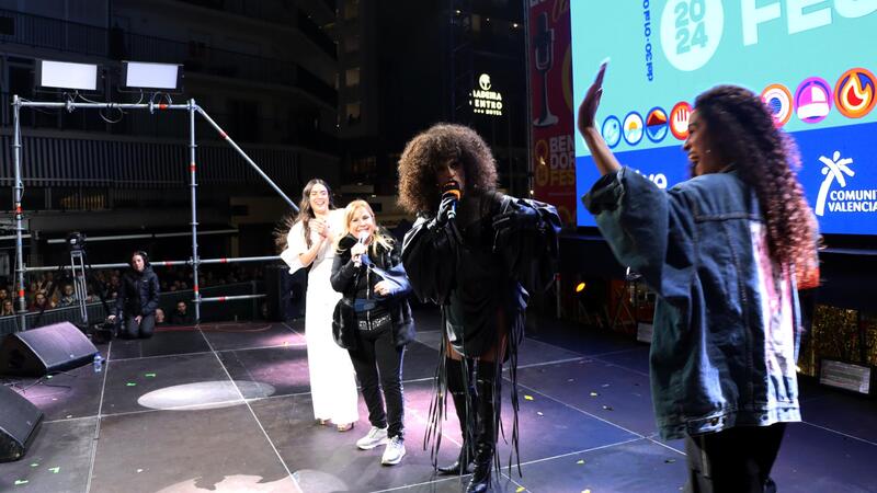 Cerca de 4.000 de personas festejan en la calle el Benidorm Fest en una vibrante fiesta a los pies del Tecnohito