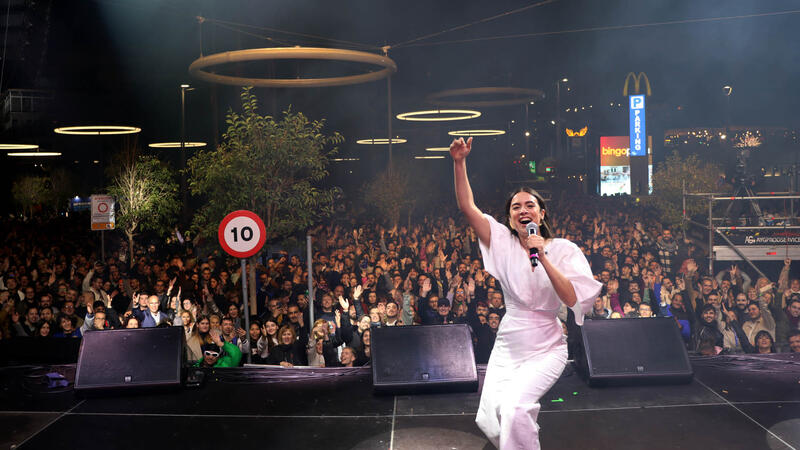 Cerca de 4.000 de personas festejan en la calle el Benidorm Fest en una vibrante fiesta a los pies del Tecnohito