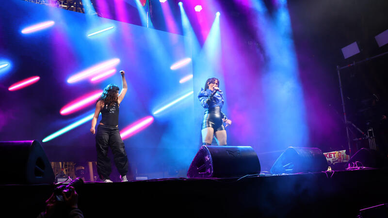 Cerca de 4.000 de personas festejan en la calle el Benidorm Fest en una vibrante fiesta a los pies del Tecnohito