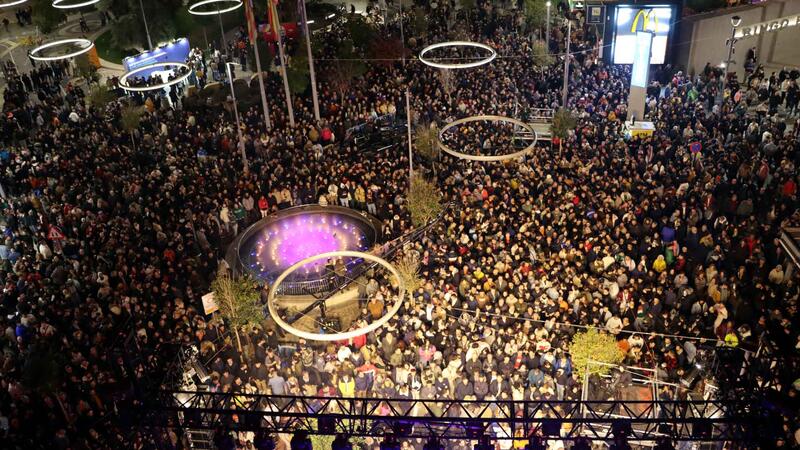 Cerca de 4.000 de personas festejan en la calle el Benidorm Fest en una vibrante fiesta a los pies del Tecnohito