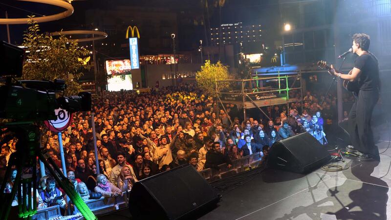 Cerca de 4.000 de personas festejan en la calle el Benidorm Fest en una vibrante fiesta a los pies del Tecnohito
