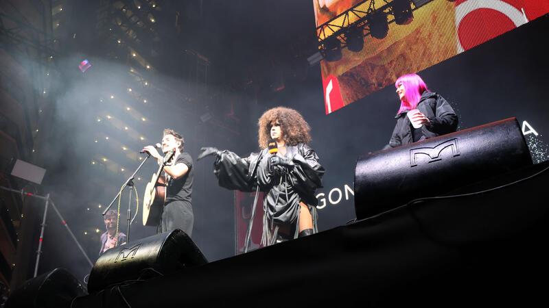 Cerca de 4.000 de personas festejan en la calle el Benidorm Fest en una vibrante fiesta a los pies del Tecnohito