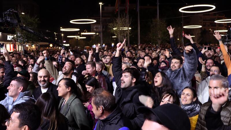 Cerca de 4.000 de personas festejan en la calle el Benidorm Fest en una vibrante fiesta a los pies del Tecnohito