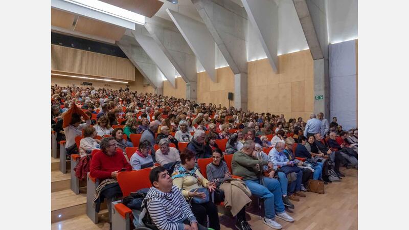 Un altre ple de banderes en el Centre Cultural de Benidorm amb 