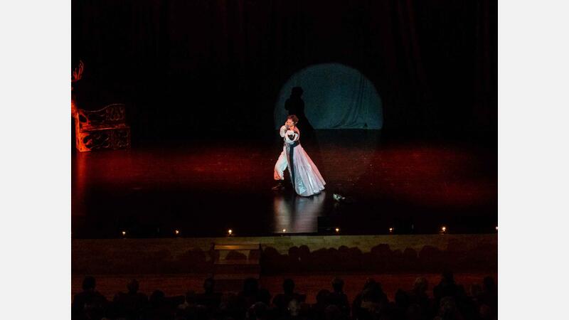 Un altre ple de banderes en el Centre Cultural de Benidorm amb 