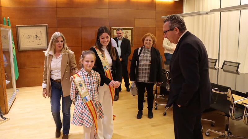 Toni Pérez rep a les reines de les Festes Majors Patronals, Valentina Almodóbar i Laia Zamora