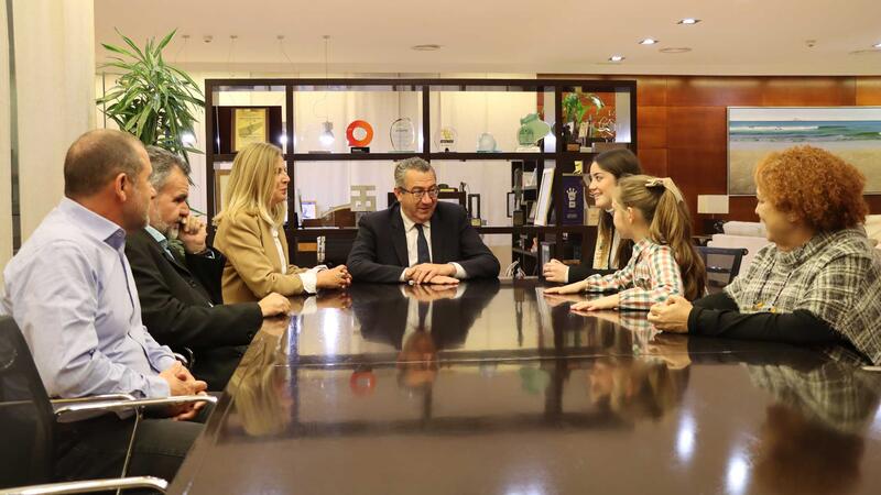 Toni Pérez rep a les reines de les Festes Majors Patronals, Valentina Almodóbar i Laia Zamora