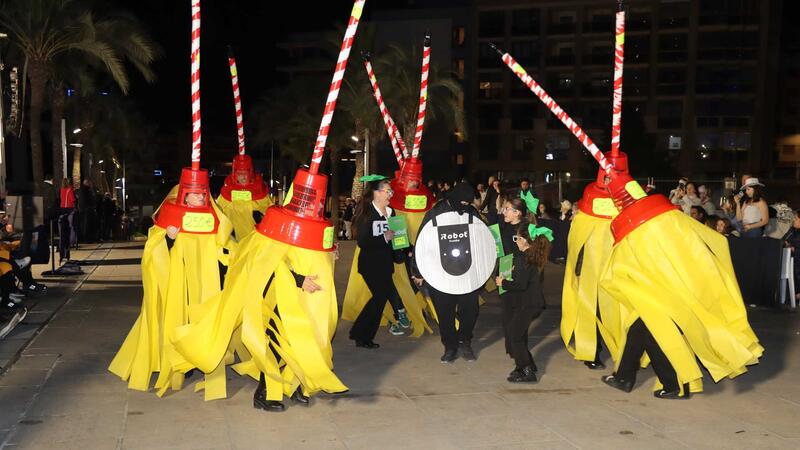 ‘Venecia en Benidorm’ se alza con el primer premio del desfile de Carnaval en el que lucieron 63 grupos y 10 participantes individuales