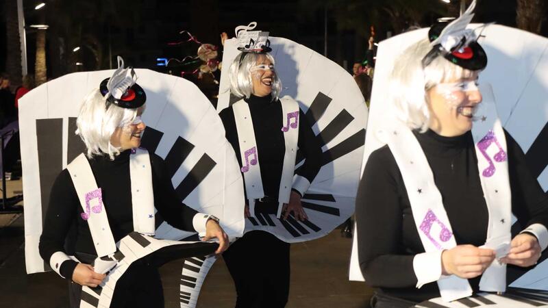 ‘Venecia en Benidorm’ se alza con el primer premio del desfile de Carnaval en el que lucieron 63 grupos y 10 participantes individuales