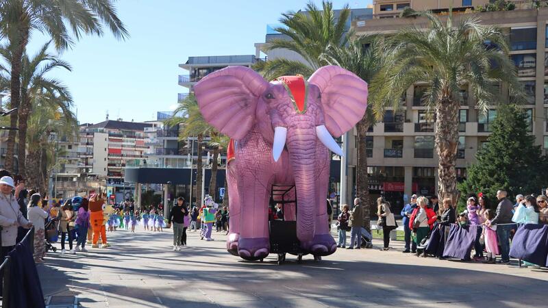 ‘Venecia en Benidorm’ se alza con el primer premio del desfile de Carnaval en el que lucieron 63 grupos y 10 participantes individuales