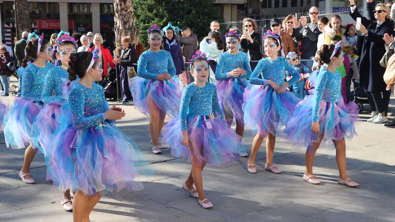 ‘Venecia en Benidorm’ se alza con el primer premio del desfile de Carnaval en el que lucieron 63 grupos y 10 participantes individuales