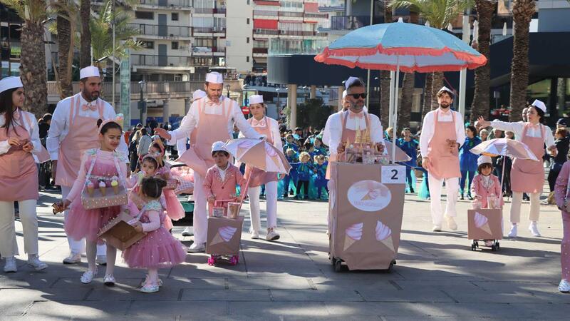 ‘Venecia en Benidorm’ se alza con el primer premio del desfile de Carnaval en el que lucieron 63 grupos y 10 participantes individuales