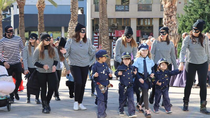‘Venecia en Benidorm’ se alza con el primer premio del desfile de Carnaval en el que lucieron 63 grupos y 10 participantes individuales
