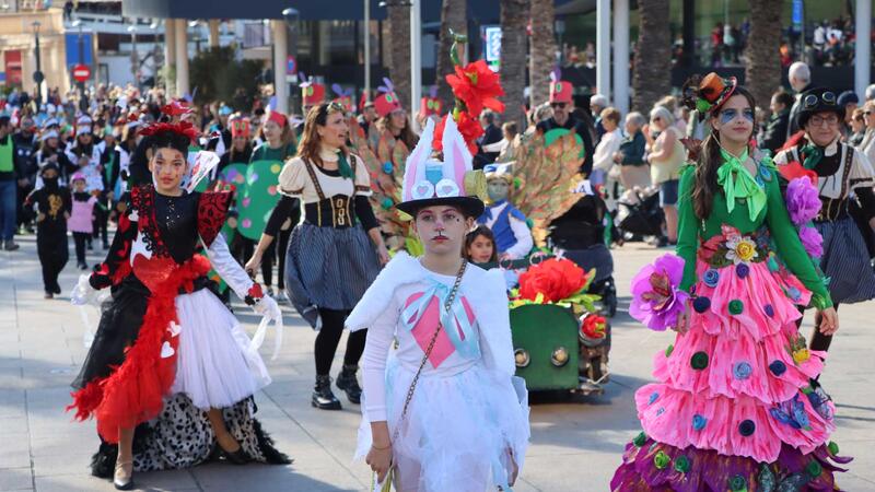 ‘Venecia en Benidorm’ se alza con el primer premio del desfile de Carnaval en el que lucieron 63 grupos y 10 participantes individuales