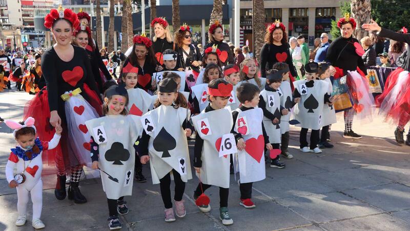 ‘Venecia en Benidorm’ se alza con el primer premio del desfile de Carnaval en el que lucieron 63 grupos y 10 participantes individuales