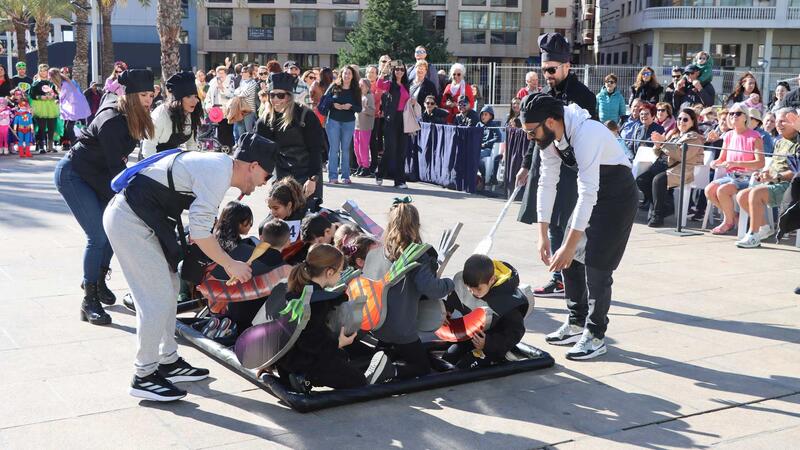 ‘Venecia en Benidorm’ se alza con el primer premio del desfile de Carnaval en el que lucieron 63 grupos y 10 participantes individuales