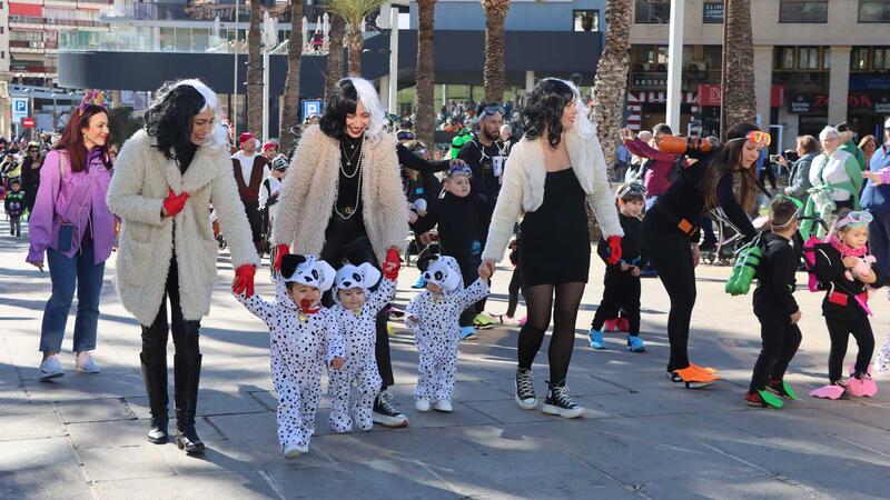 ‘Venecia en Benidorm’ se alza con el primer premio del desfile de Carnaval en el que lucieron 63 grupos y 10 participantes individuales