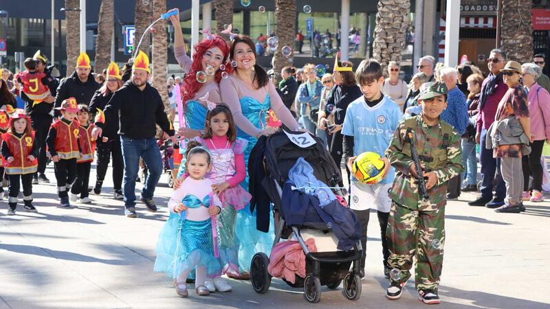 ‘Venecia en Benidorm’ se alza con el primer premio del desfile de Carnaval en el que lucieron 63 grupos y 10 participantes individuales