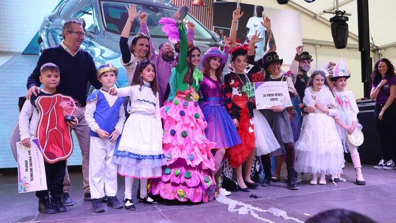 ‘Venecia en Benidorm’ se alza con el primer premio del desfile de Carnaval en el que lucieron 63 grupos y 10 participantes individuales