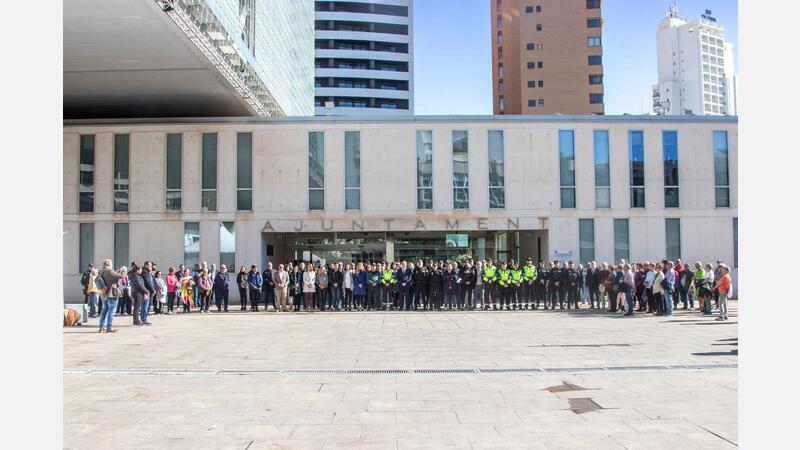 Benidorm rinde homenaje a los dos guardias civiles asesinados en acto de servicio en Barbate