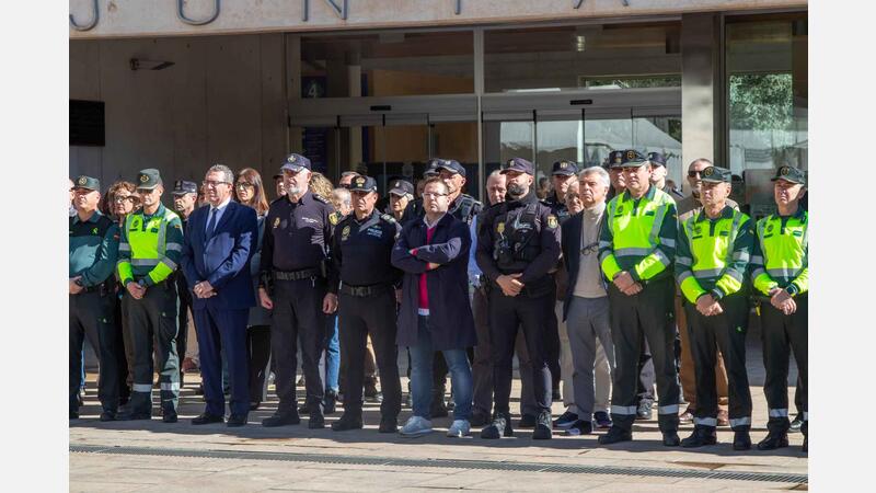 Benidorm rinde homenaje a los dos guardias civiles asesinados en acto de servicio en Barbate