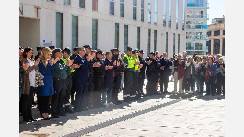 Benidorm rinde homenaje a los dos guardias civiles asesinados en acto de servicio en Barbate