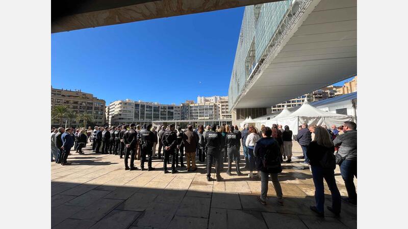 Benidorm rinde homenaje a los dos guardias civiles asesinados en acto de servicio en Barbate