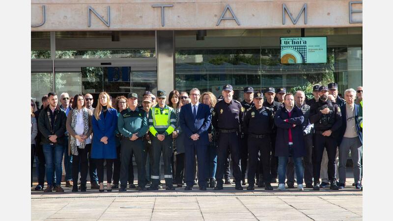 Benidorm rinde homenaje a los dos guardias civiles asesinados en acto de servicio en Barbate