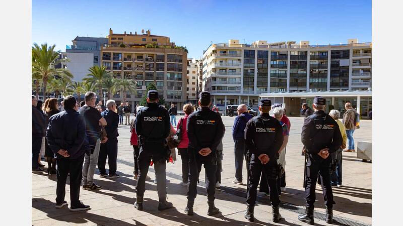 Benidorm rinde homenaje a los dos guardias civiles asesinados en acto de servicio en Barbate