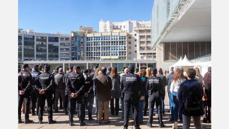 Benidorm rinde homenaje a los dos guardias civiles asesinados en acto de servicio en Barbate