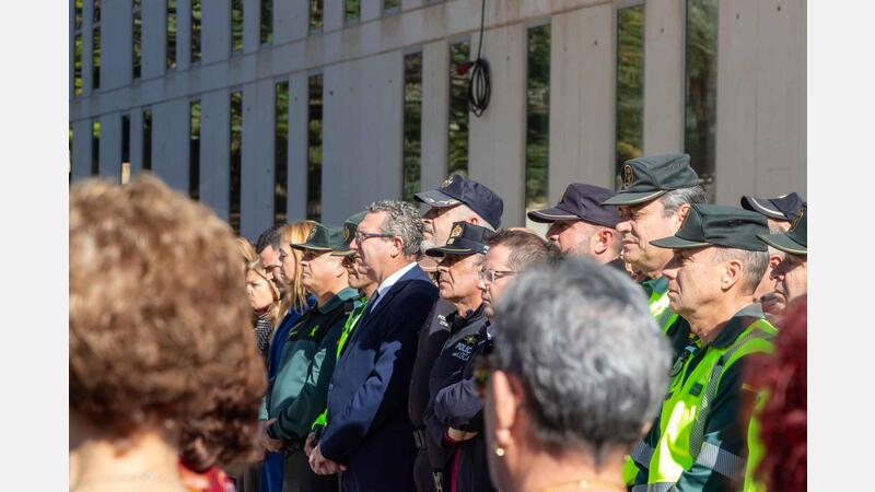 Benidorm rinde homenaje a los dos guardias civiles asesinados en acto de servicio en Barbate