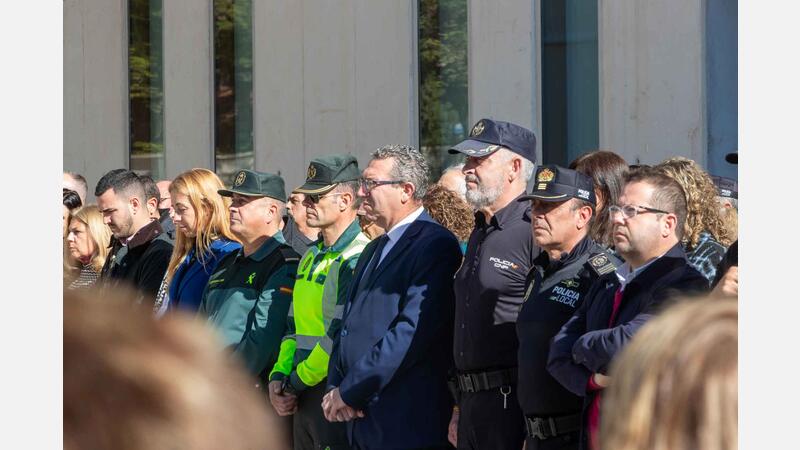 Benidorm rinde homenaje a los dos guardias civiles asesinados en acto de servicio en Barbate