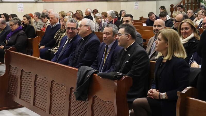 Benidorm inicia els actes de Setmana Santa amb el tradicional pregó i el descobriment del cartell anunciador, obra de Ribes Sogorb