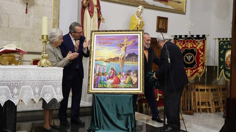 Benidorm inicia els actes de Setmana Santa amb el tradicional pregó i el descobriment del cartell anunciador, obra de Ribes Sogorb