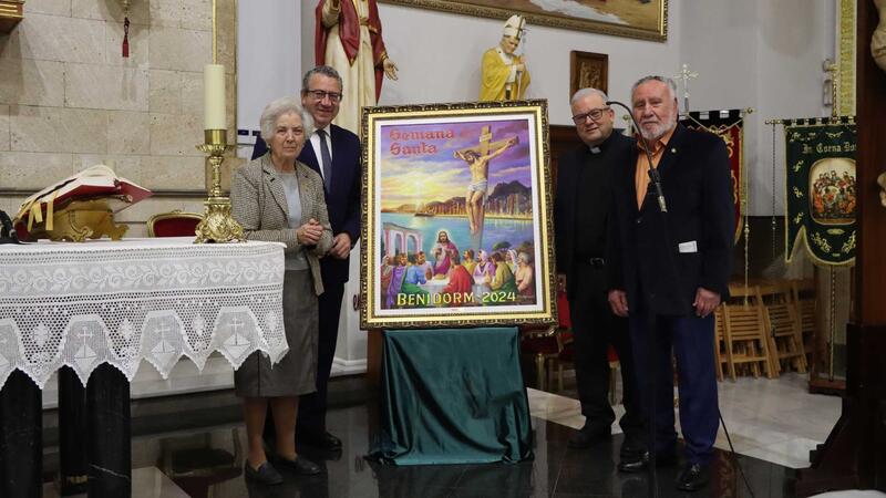 Benidorm inicia els actes de Setmana Santa amb el tradicional pregó i el descobriment del cartell anunciador, obra de Ribes Sogorb