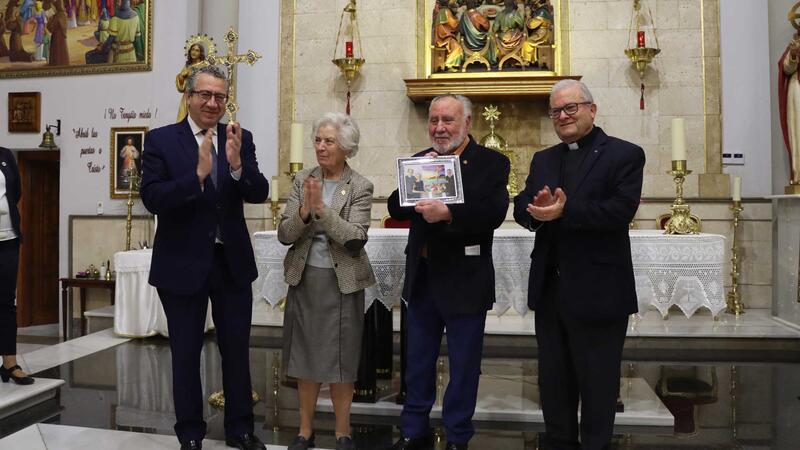 Benidorm inicia els actes de Setmana Santa amb el tradicional pregó i el descobriment del cartell anunciador, obra de Ribes Sogorb