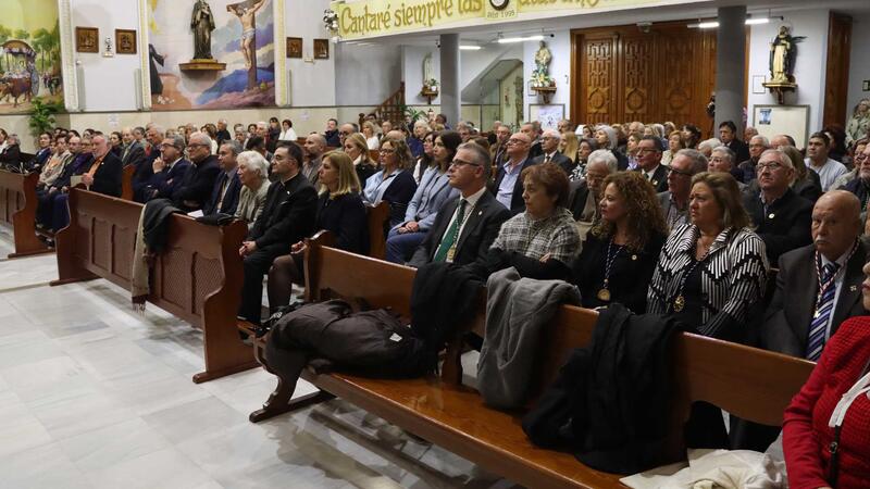 Benidorm inicia els actes de Setmana Santa amb el tradicional pregó i el descobriment del cartell anunciador, obra de Ribes Sogorb