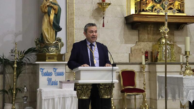 Benidorm inicia els actes de Setmana Santa amb el tradicional pregó i el descobriment del cartell anunciador, obra de Ribes Sogorb