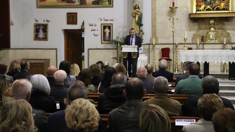 Benidorm inicia els actes de Setmana Santa amb el tradicional pregó i el descobriment del cartell anunciador, obra de Ribes Sogorb