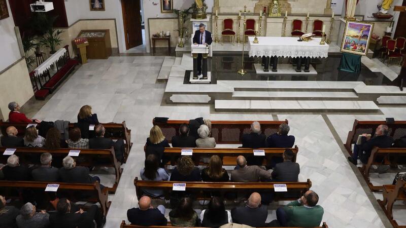 Benidorm inicia els actes de Setmana Santa amb el tradicional pregó i el descobriment del cartell anunciador, obra de Ribes Sogorb