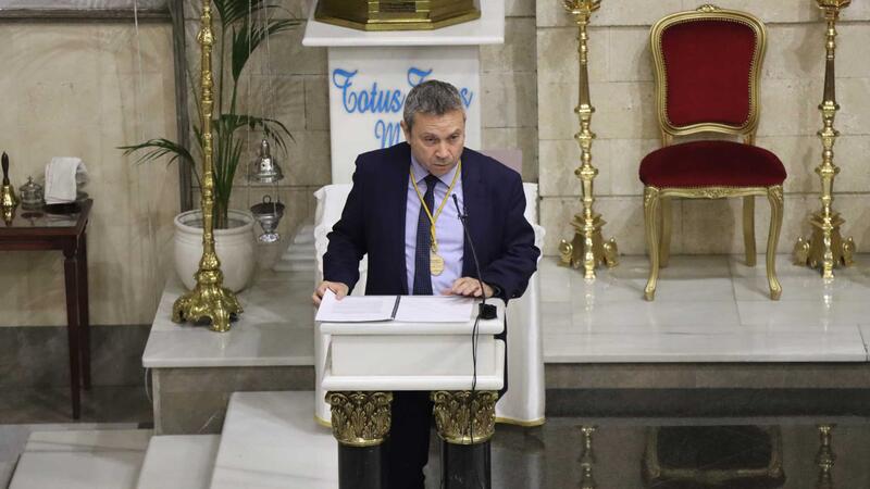 Benidorm inicia els actes de Setmana Santa amb el tradicional pregó i el descobriment del cartell anunciador, obra de Ribes Sogorb
