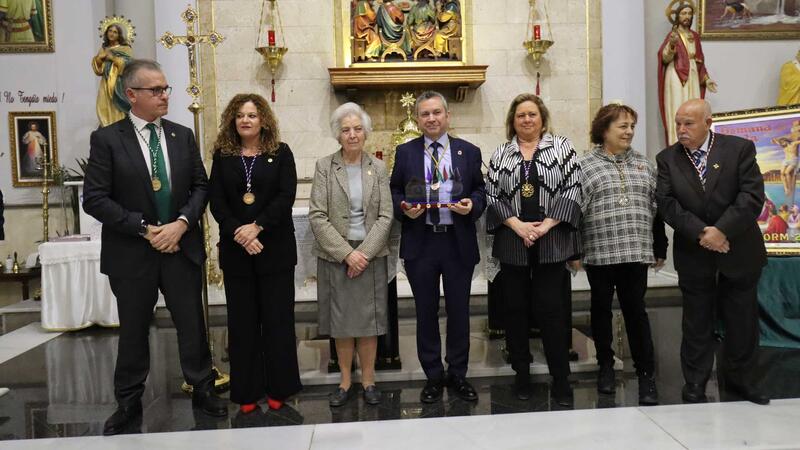 Benidorm inicia els actes de Setmana Santa amb el tradicional pregó i el descobriment del cartell anunciador, obra de Ribes Sogorb