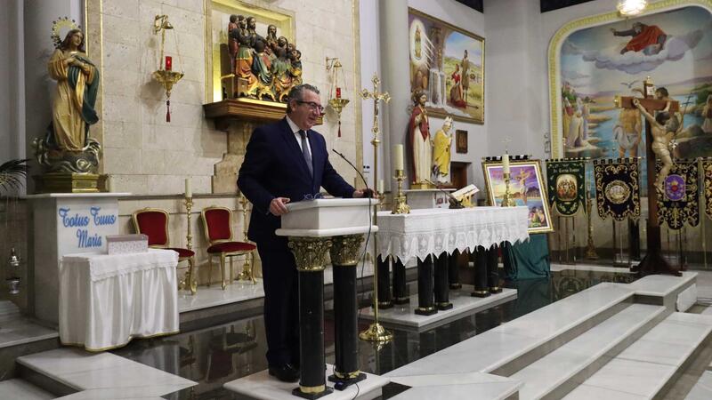 Benidorm inicia els actes de Setmana Santa amb el tradicional pregó i el descobriment del cartell anunciador, obra de Ribes Sogorb