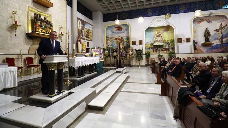 Benidorm inicia els actes de Setmana Santa amb el tradicional pregó i el descobriment del cartell anunciador, obra de Ribes Sogorb