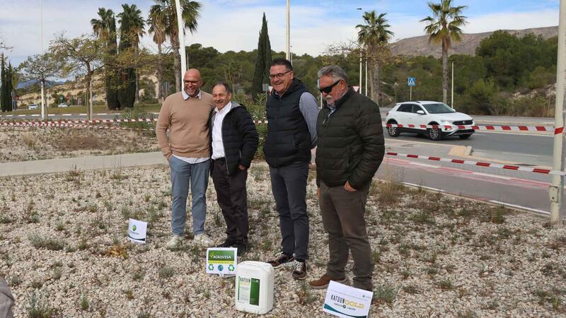 Benidorm prueba un novedoso sistema natural para combatir las malas hierbas en parques, jardines y vías públicas