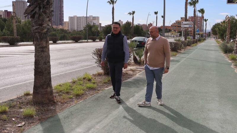 Benidorm prueba un novedoso sistema natural para combatir las malas hierbas en parques, jardines y vías públicas